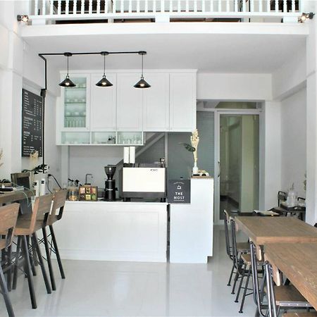 The Most Coffee & Guesthouse Чиангмай Экстерьер фото