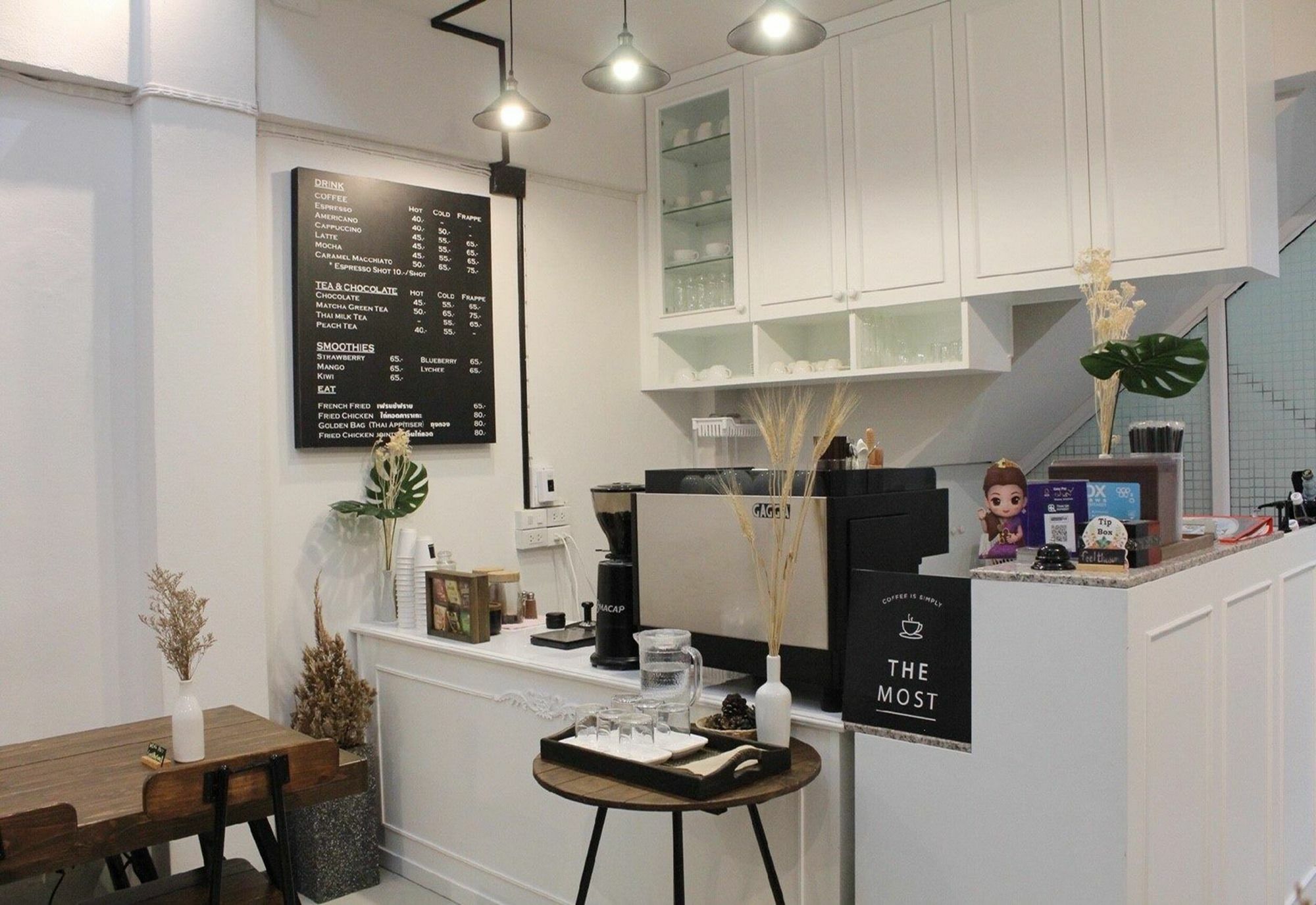 The Most Coffee & Guesthouse Чиангмай Экстерьер фото